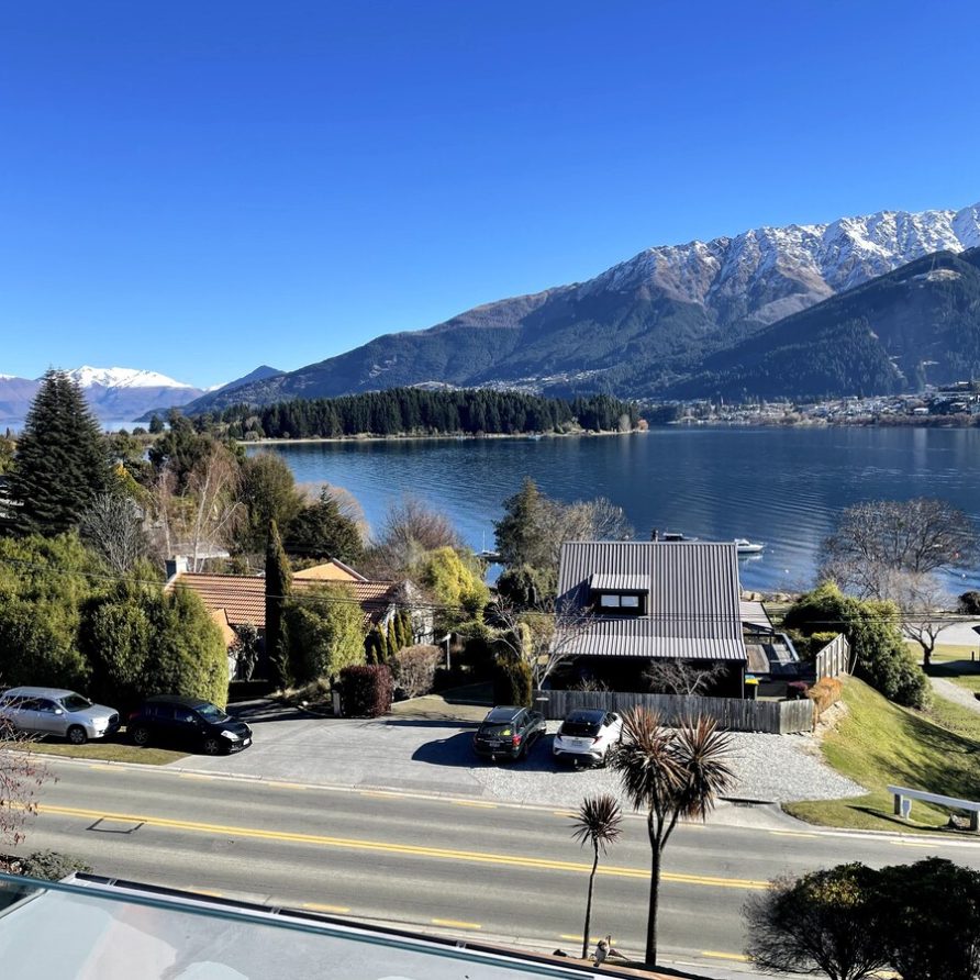 Lakehouse – Water taxi to Queenstown!